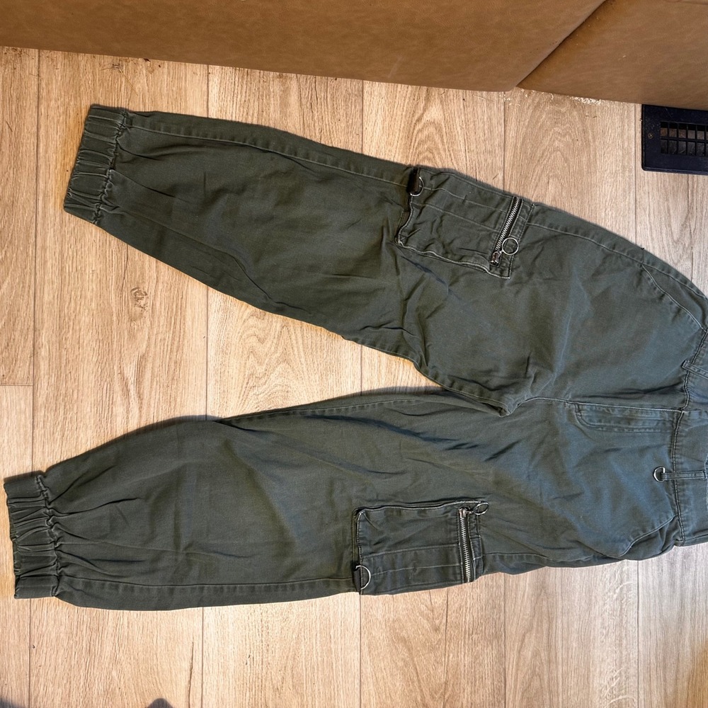 Forever 21 Army Green Cargo Pants w/Multiple Pockets, Woman L